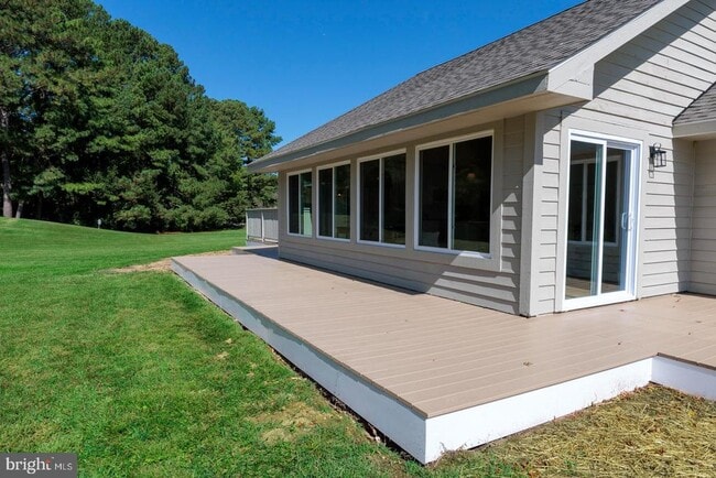 Building Photo - 102 Golf Ct