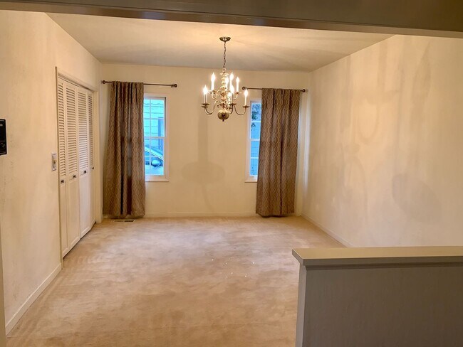 Foto del edificio - Coming soon! Spacious 4br / 2ba with bonus...