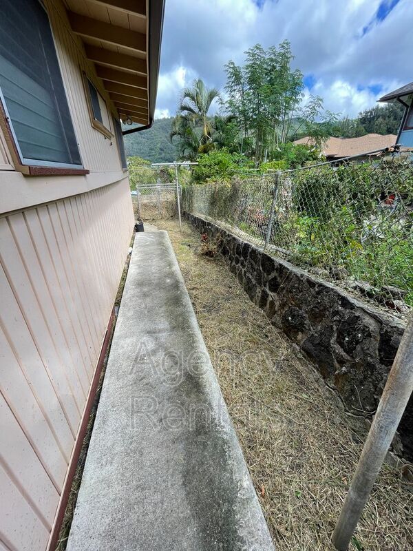 Building Photo - 1570 Ahihi St