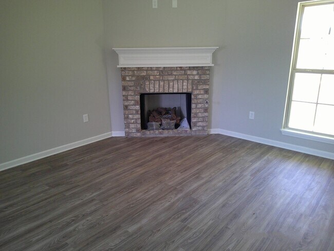 Building Photo - ****JUST REDUCED PLUS ½ OFF 1ST MONTHS REN...