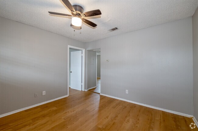 2 habitaciones, 1 baño - 680 pies cuadrados - Sala de estar - Caldwell Courts