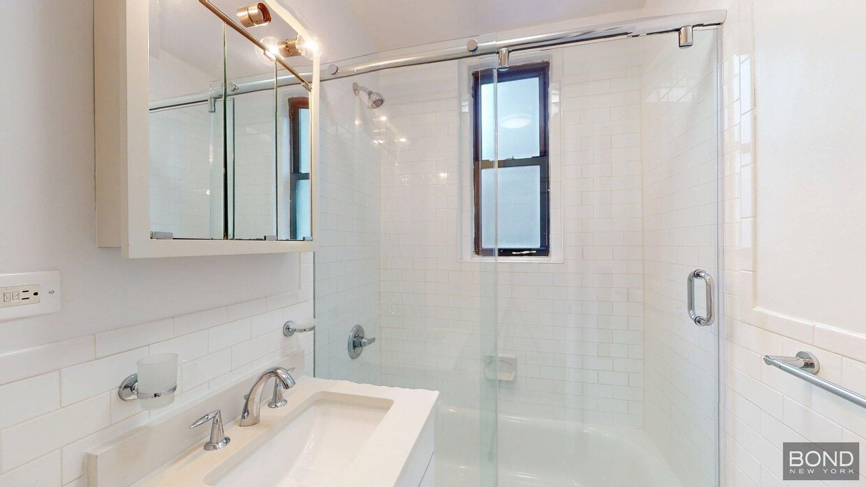Building Photo - 140 E 46th St