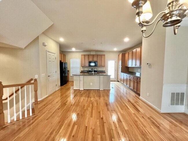Building Photo - Spacious and close to Metro!