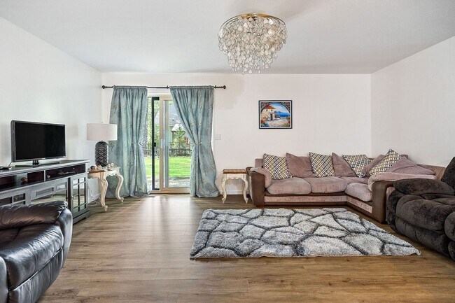 Building Photo - Spacious rental in desirable neighborhood ...