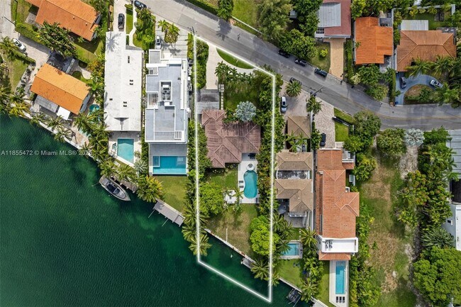 Foto del edificio - 9250 Bay Dr