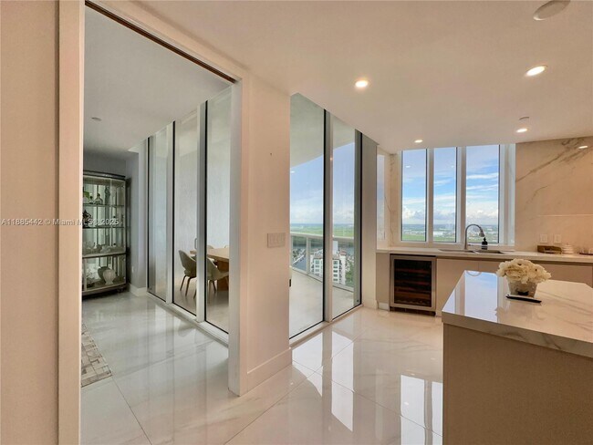 Foto del edificio - 15901 Collins Ave