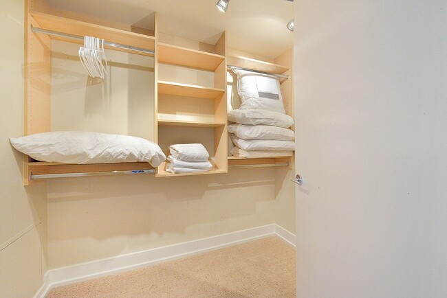 Building Photo - Turnberry Towers~2 bedroom condo with pano...