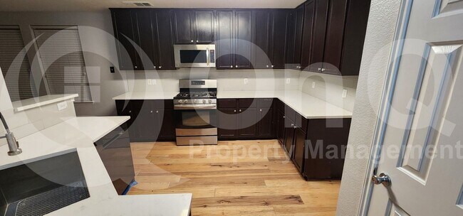 Foto del edificio - 2208 Lanshire Dr