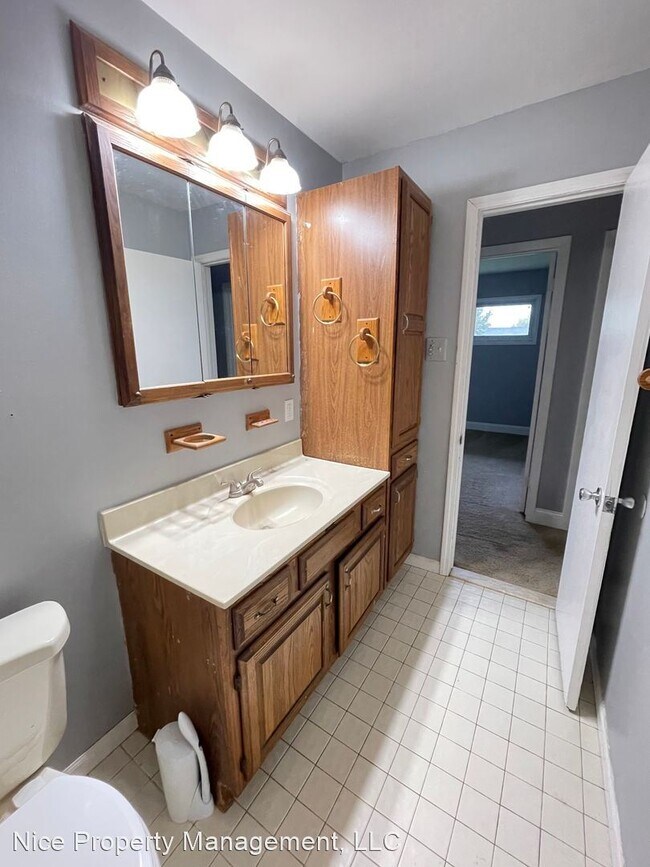 Building Photo - 3 br, 1.5 bath House - 6340 Eastlawn Ave