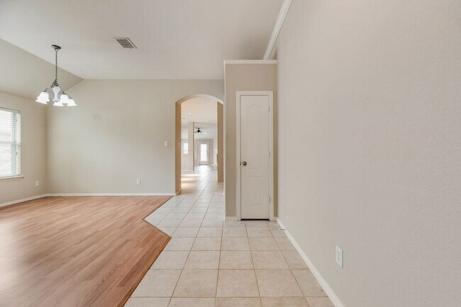 Foto del edificio - "Spacious 4-Bedroom with 2 Baths and 2,116 Sq Ft in Little Elm!"