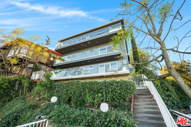 Foto del edificio - 7191 Pacific View Dr