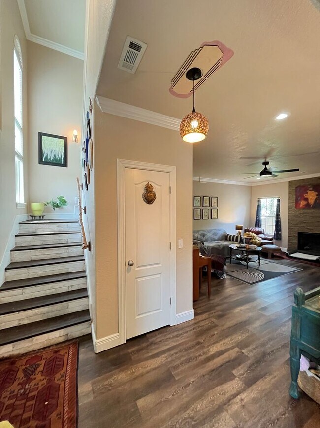 Foto del edificio - 3 bedroom 2 bath custom home, 2 car garage...
