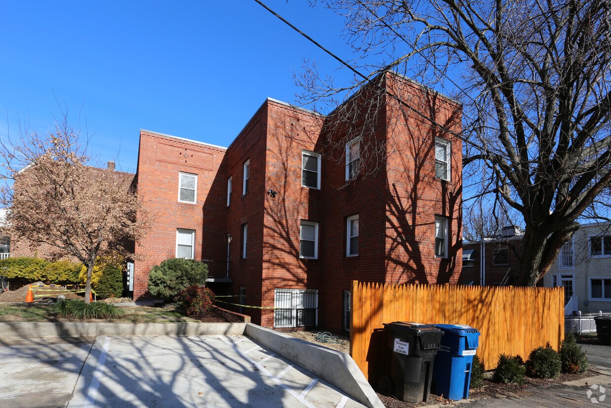 Building Photo - Mantra Flats