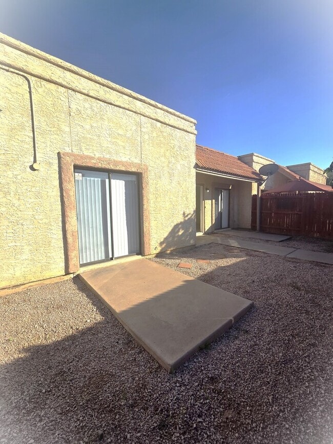 Building Photo - Cute 2 bedroom 1.75 bathroom