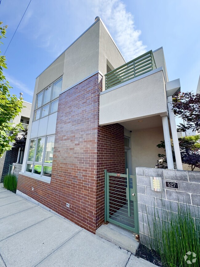 Building Photo - 527 Oak St