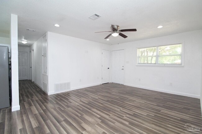 Building Photo - 6037 Syrcle Ave
