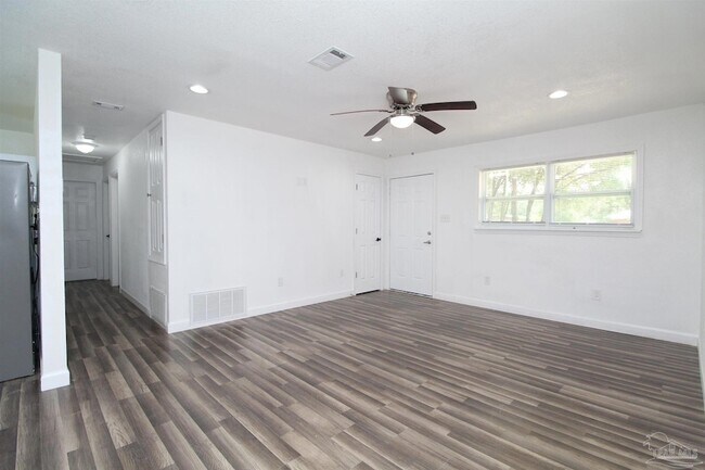 Foto del edificio - 6037 Syrcle Ave