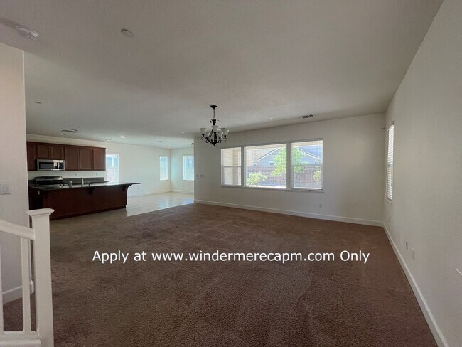 Foto del edificio - 4 BDRM 3 BA Bright Home with Open Kitchen ...