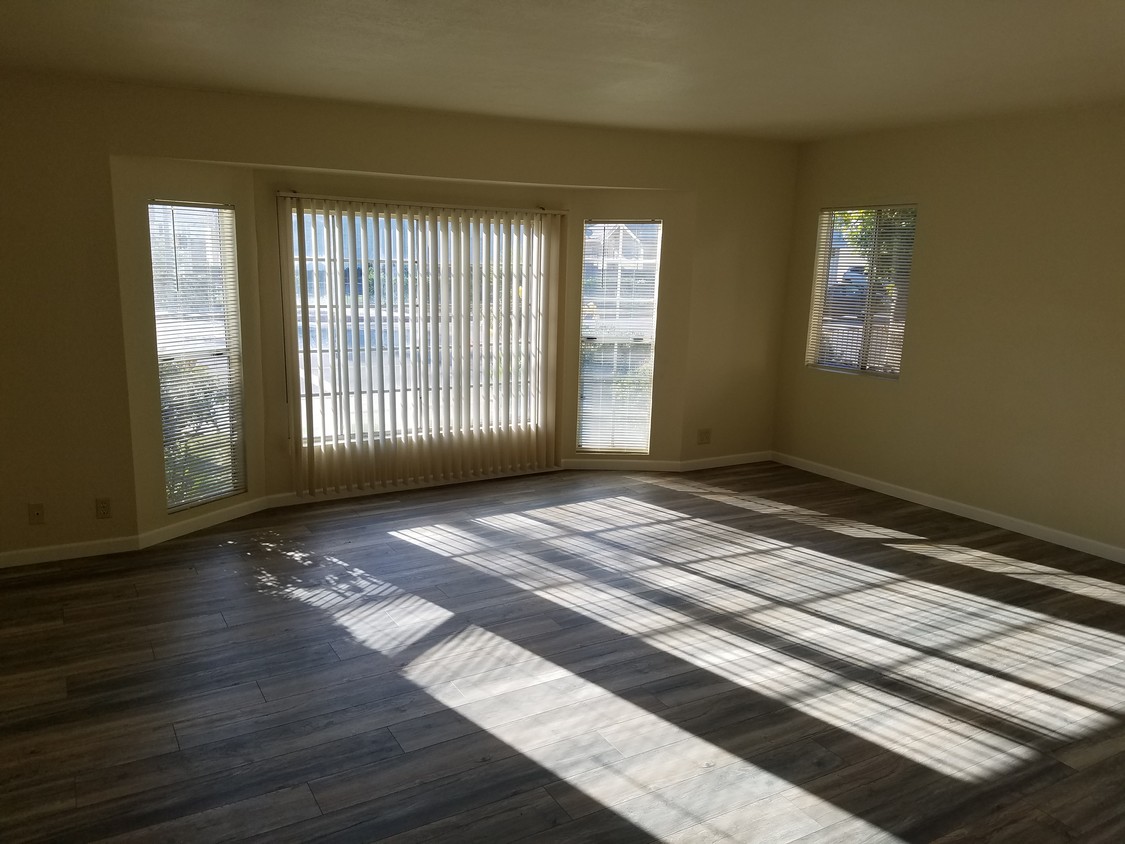 Living room - 15810 Normandie Ave