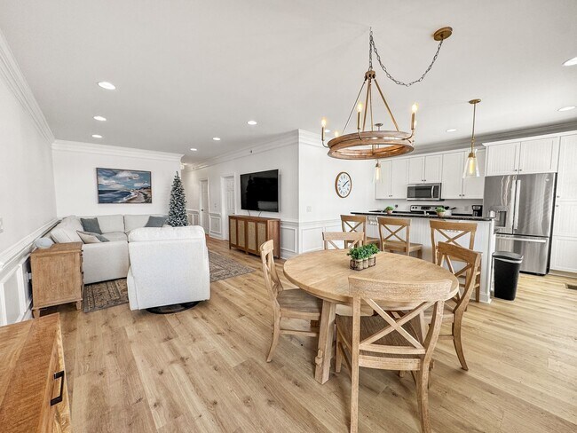 Foto del edificio - Fully Furnished Waterfront Elegance on Mai...