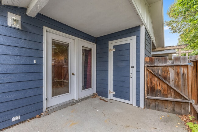 Building Photo - 4039 Cambridge Dr