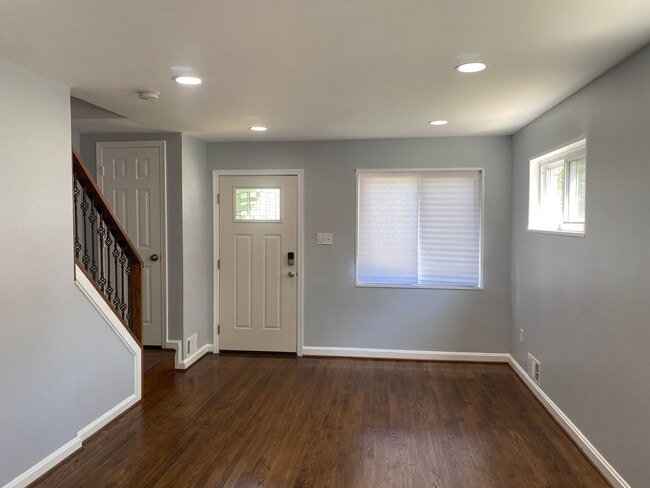 Building Photo - Lovely 2 Bedroom Townhome in Hyattsville!