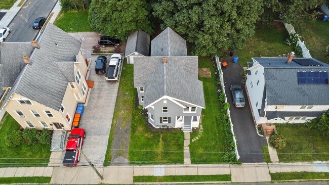 Building Photo - 214 Elm St