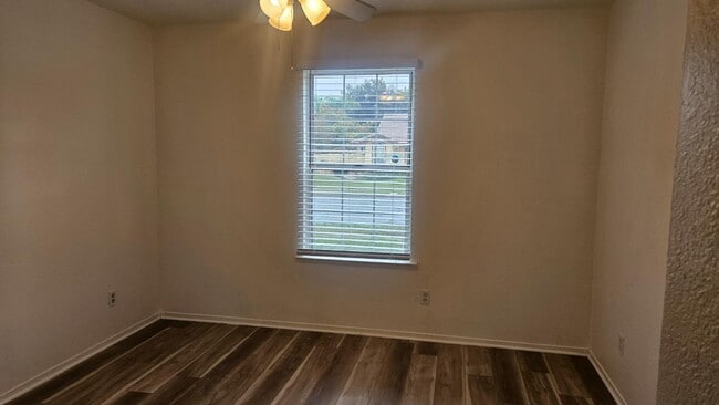 Foto del edificio - 3299 W Stuart Ave