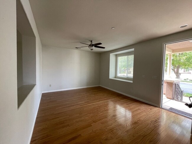 Building Photo - Nice Townhome w/ Detached Garage, Granite ...
