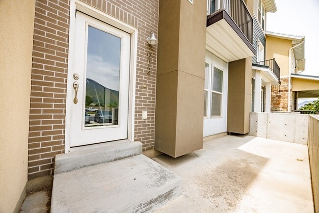 Building Photo - 972 S High Ridge Dr