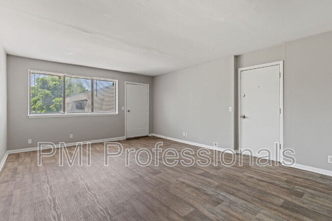Building Photo - 800 Anderson Ln