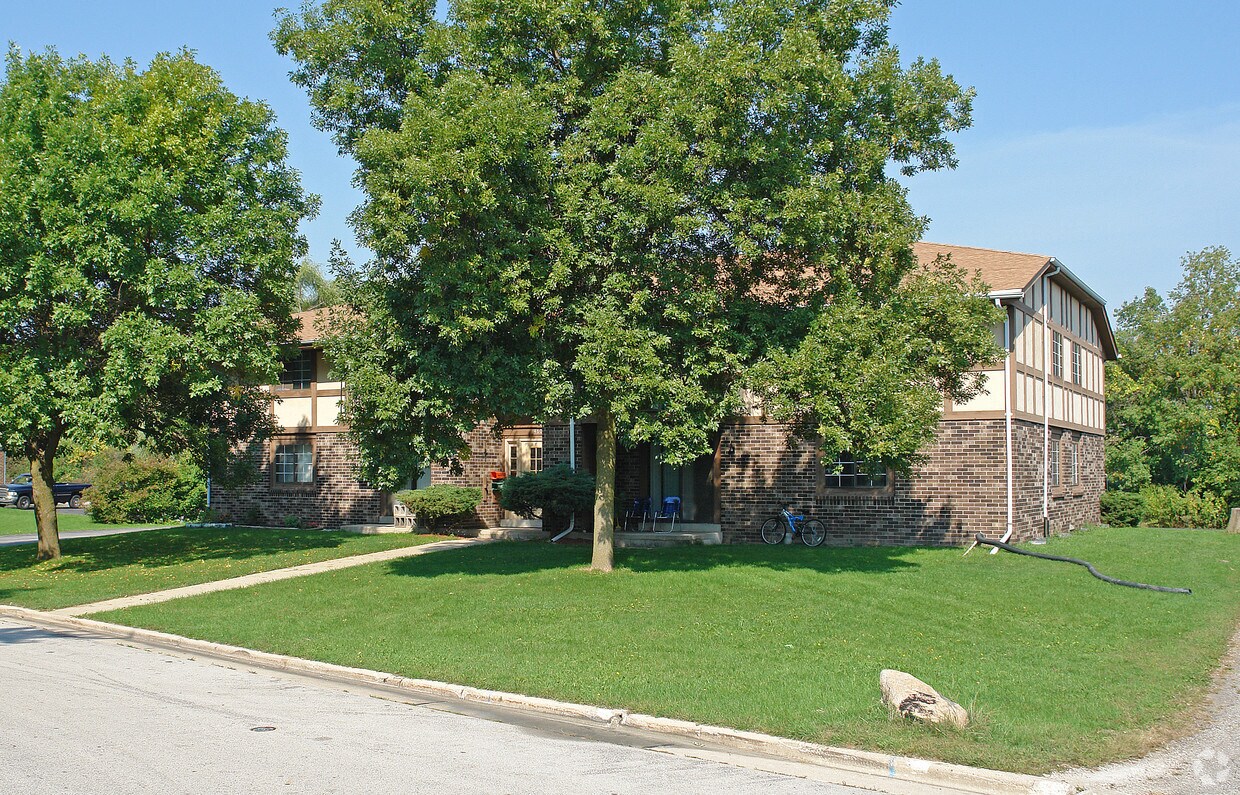 460 Mill Ave, Union Grove, WI 53182 Apartments in Union Grove, WI