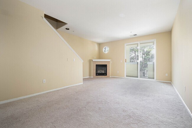Building Photo - Beautiful 3 bedroom townhome in Eastlake, ...