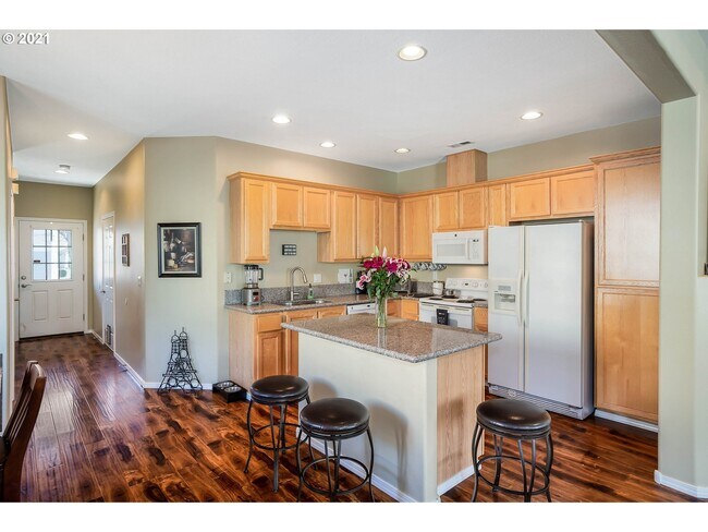Gourmet Kitchen - 9219 SW Tanoak Ln
