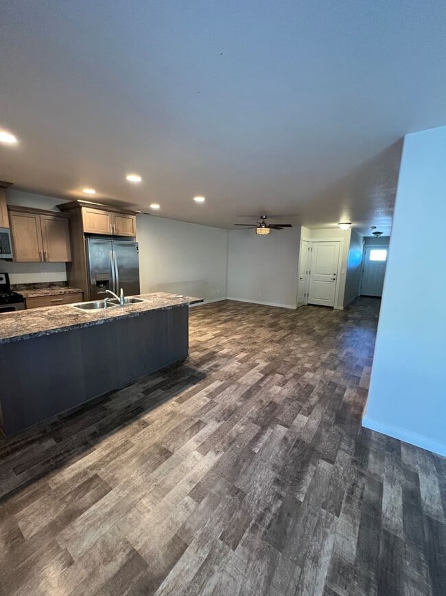 Building Photo - Nice 3 bedroom 2 bath Roseburg duplex