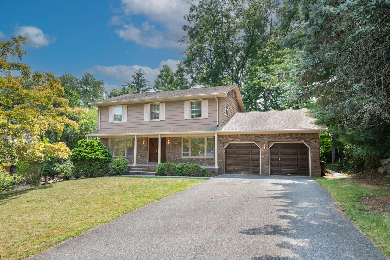 Primary Photo - 20 Whitewood Dr