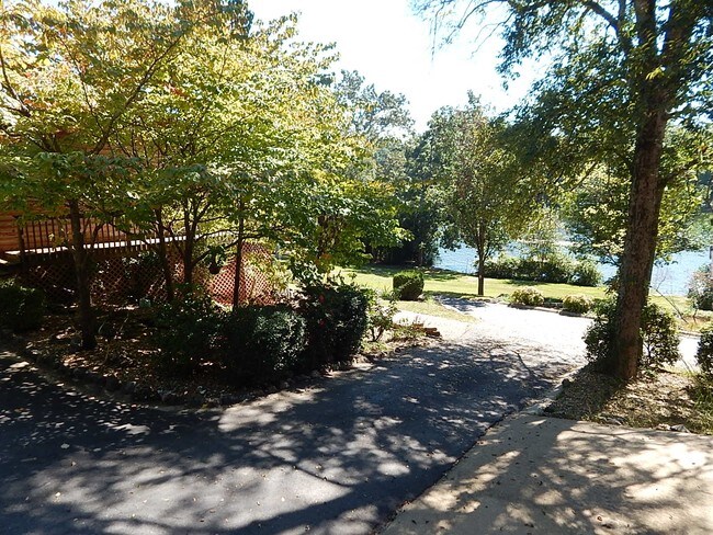 Building Photo - 103-109 Zimmerman Pl