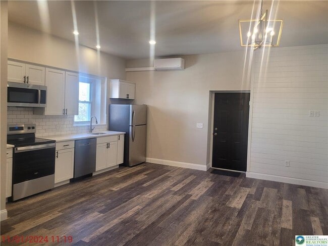 Building Photo - 121 S Main St