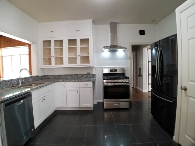 Foto del edificio - 125 Lovera Blvd