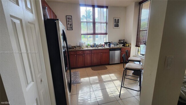 Building Photo - 2 br, 2 bath Condo - 3001 NE 185th St Apt 135