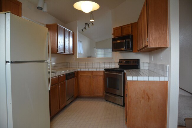 Building Photo - Oakley 3/2 - Located on a quiet court