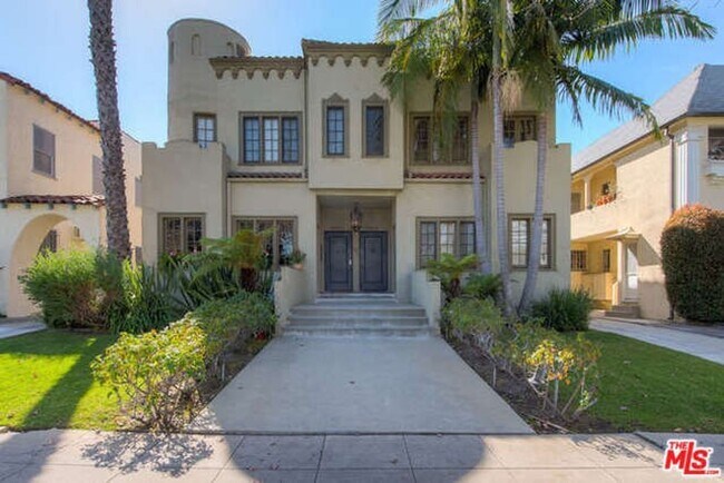 Foto del edificio - 6284-6286 Commodore Sloat Drive