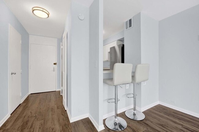Building Photo - 1 bedroom in Chicago IL 60657