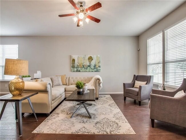 Foto del edificio - Spacious 5-Bedroom Home with Expansive Sto...