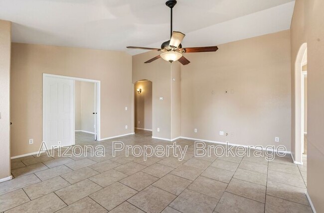 Building Photo - 919 E Monteleone St