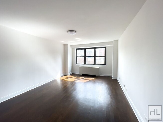 Building Photo - E 16 ST