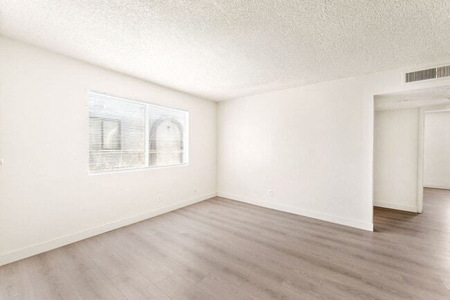 Building Photo - 5309 W Cheyenne Ave