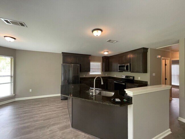 Building Photo - 3 Bedroom in Gonzales