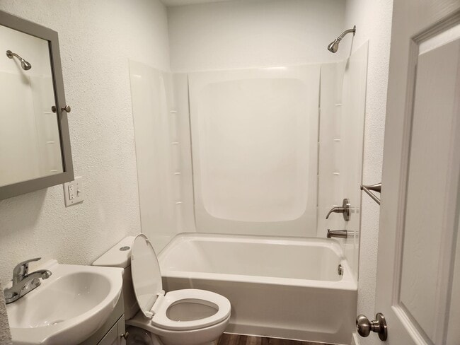 Building Photo - Levens St Duplex