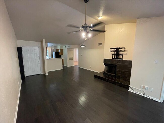 Foto del edificio - 2450 Wickersham Ln